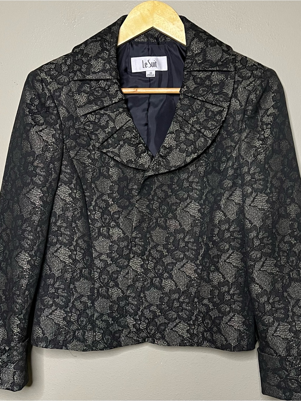 Le Suit Pleated Collar Cropped Open Front Jacket Women Size 10 Black Gray Lined